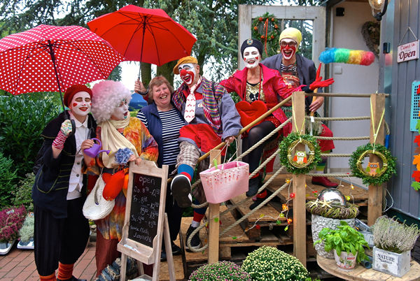 Von links nach rechts: Clown Halunka, Clown Hortensia, Schwester Anne, Clown Anjol, Clown Paula, Clown Agathe (Foto: Carolin Hlawatsch, NOZ)