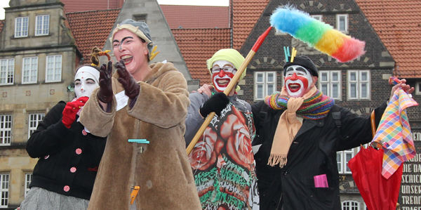 Clown Anjol mit Kleinkindern